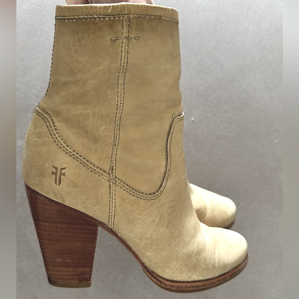 Frye Patty Artisan Heeled Ankle Boots in Bone. Size 7.5 M.